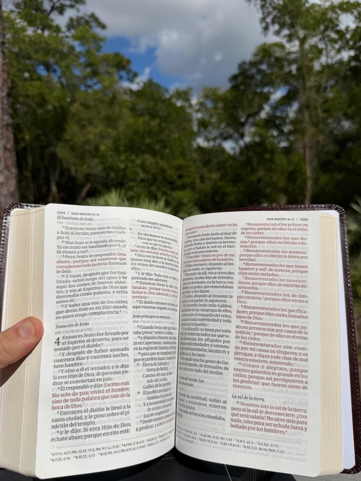 Biblia del Ministro abierta, mostrando sus páginas