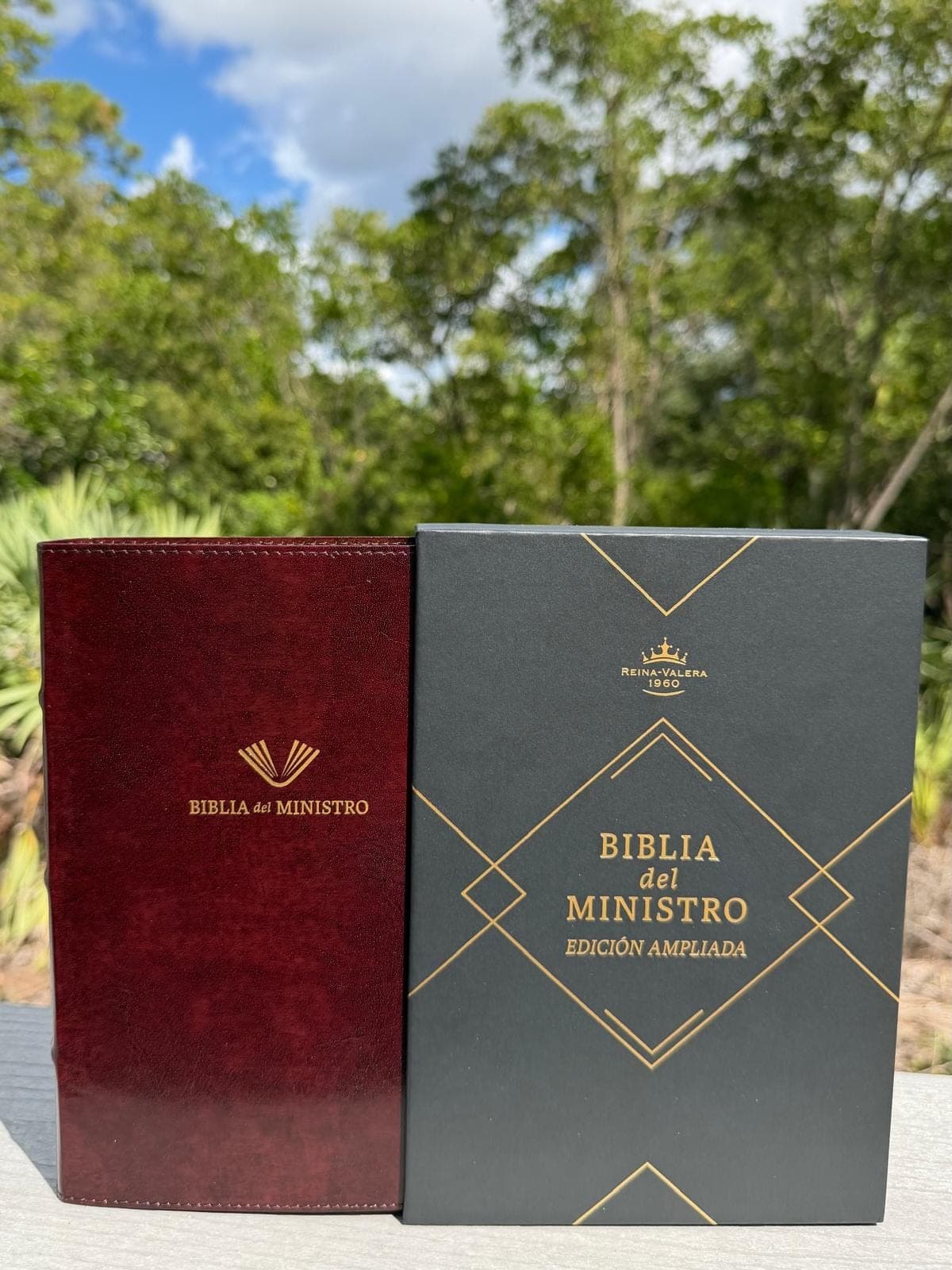 Biblia del Ministro Edición Ampliada en color vino junto a su estuche gris